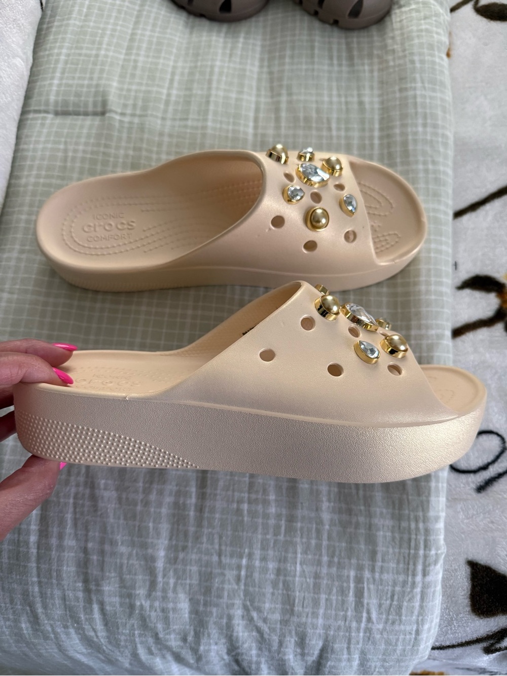 CROCS Jeweled Vanilla Crystal Platform Slide Size 9